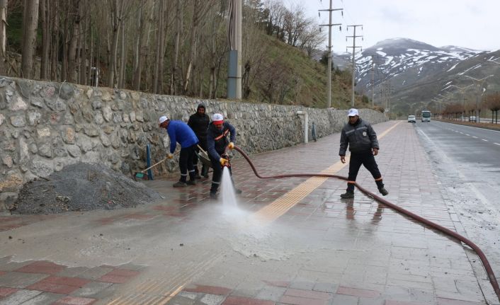 Bitlis Belediyesinden yol ve kaldırım yıkama çalışması