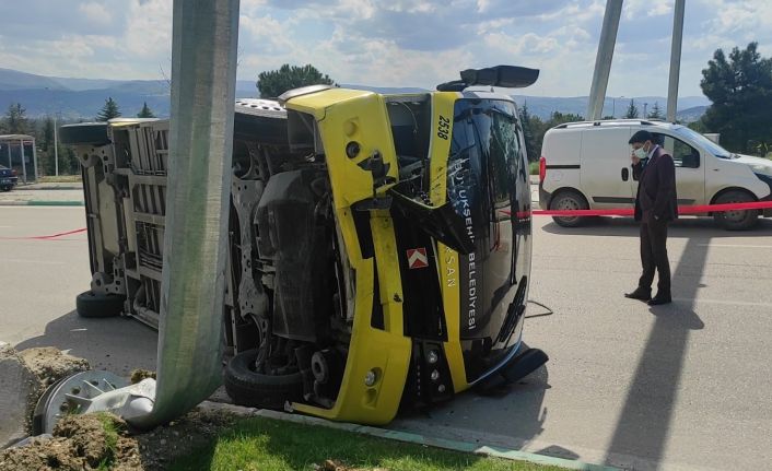 Bursa’da toplu taşıma midibüsü devrildi: 5 yaralı