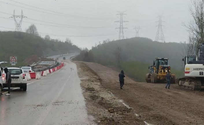 Çöken yoldaki çalışmalara sağanak yağmur engeli