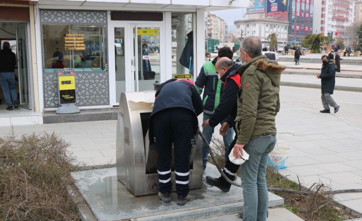 Çöpe atılan izmarit yangına neden oldu