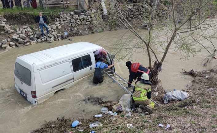 Dereye uçan araçtan böyle kurtardılar