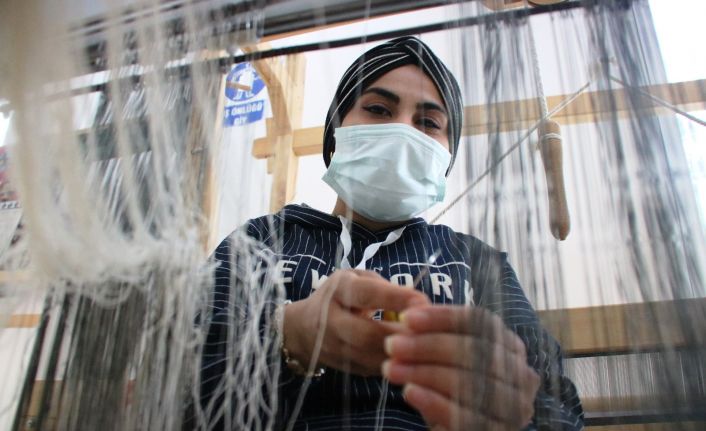 Diyarbakırlı kadınlar ipekten şal üreterek mesleği ayakta tutmaya çalışıyor