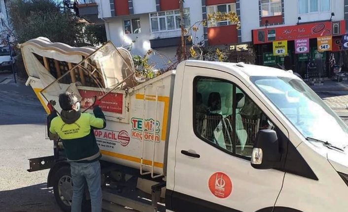 Eski eşyaları ’Alo Çöp Acil’ ekipleri topluyor