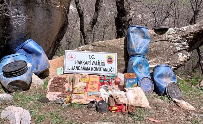 Hakkari’de silah, mühimmat ve yaşam malzemesi ele geçirildi