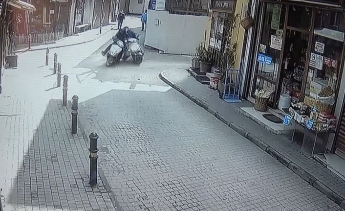 İki motosiklet böyle çarpıştı...Çarptığı sürücü acı içinde kıvranırken kaçtı