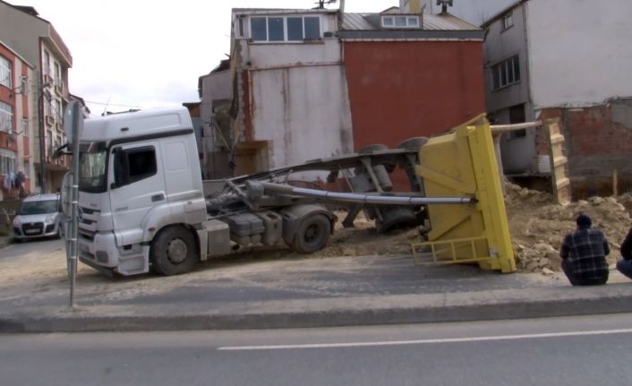 İnşaat alanından hafriyat alan kamyon devrildi