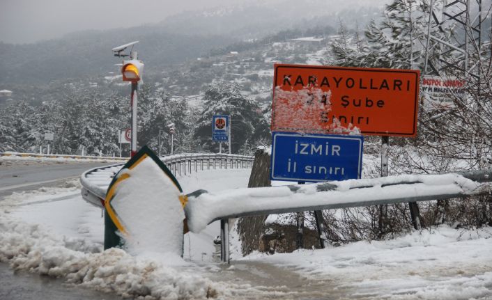 İzmir’e Nisan ayı karla geldi