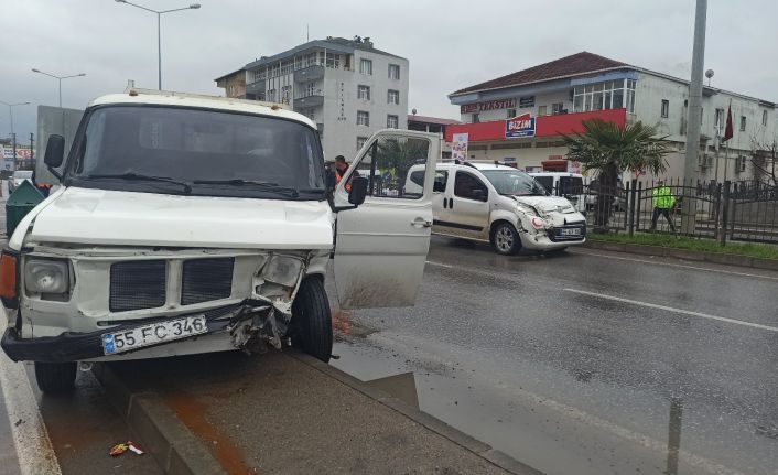 Kamyonet ile hafif ticari araç çarpıştı: 1 yaralı