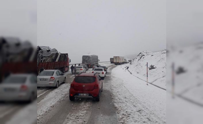 Kar bir anda bastırdı, sürücüler yolda kaldı