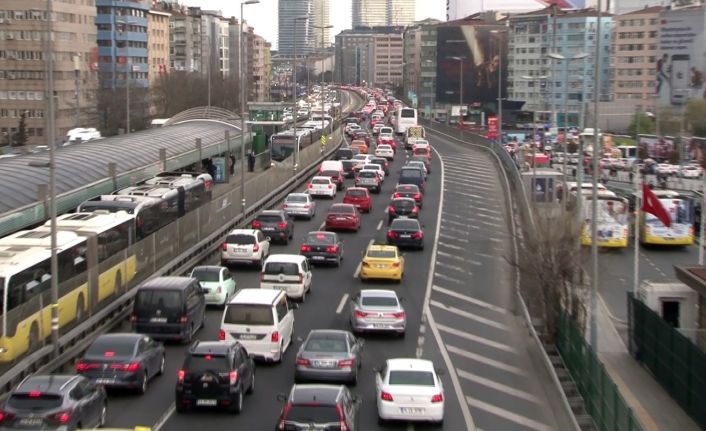 Kısıtlama öncesi metrobüste ve trafikte yoğunluk