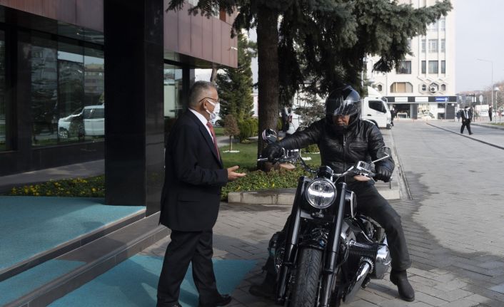 Motosiklet tutkunu Kürşat Tüzmen Başkan Büyükkılıç’ı ziyarete motosikletiyle geldi