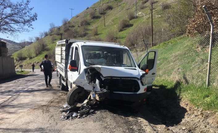 Şırnak’ta 2 kamyonet kafa kafaya çarpıştı