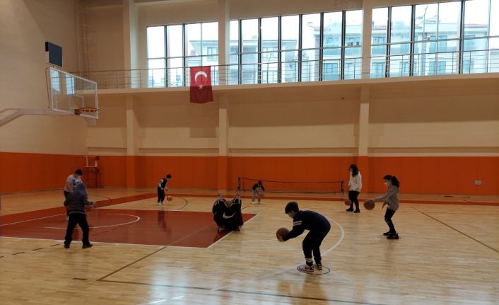 Spor salonlarında antrenmanlar devam ediyor