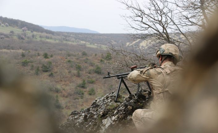 Tunceli’de teröristlerin kullandığı 4 mağara imha edildi