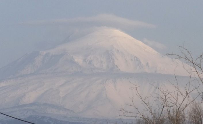 Türkiye’nin çatısı Ağrı Dağı’nda karlar erimeye başladı