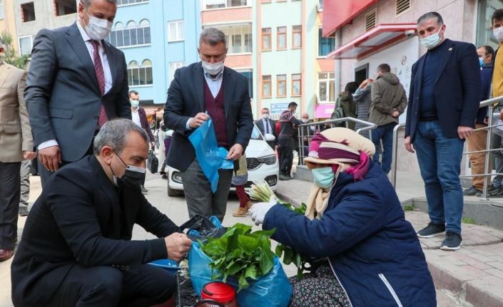 Vali esnaftan satın aldığını vatandaşa dağıttı