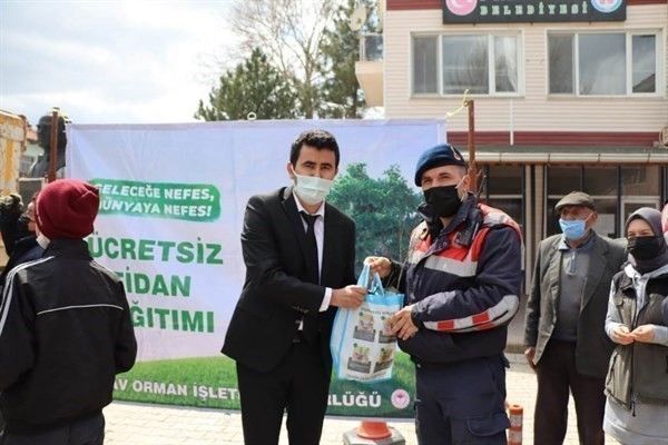 Vatandaşlara 18 bin ücretsiz fidan dağıtıldı