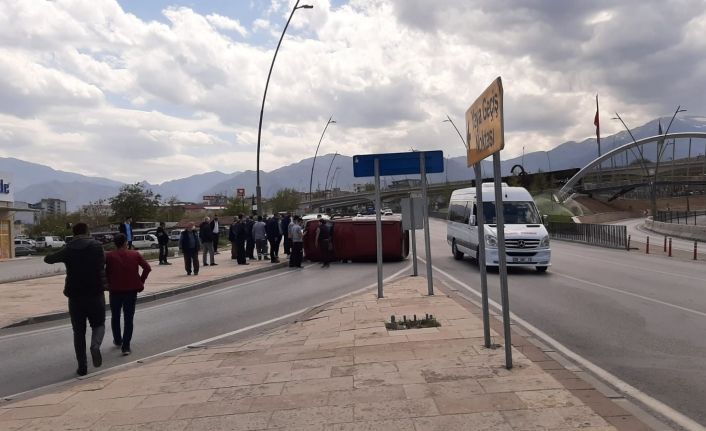 Yan yatan aracın sürücüsünü vatandaşlar kurtardı