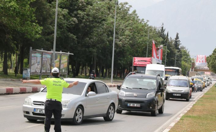 Antalya’da araçlar tek tek denetlendi, uzun araç kuyrukları oluştu