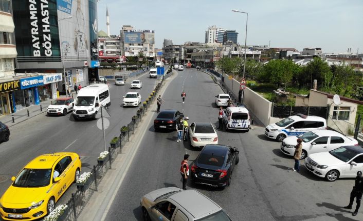 Bayrampaşa’da denetim noktasında araç kuyruğu oluştu