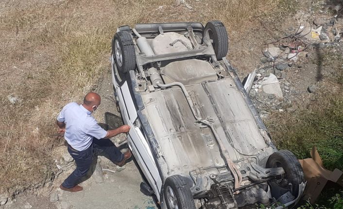 Dereye uçan otomobilden sağ çıktılar