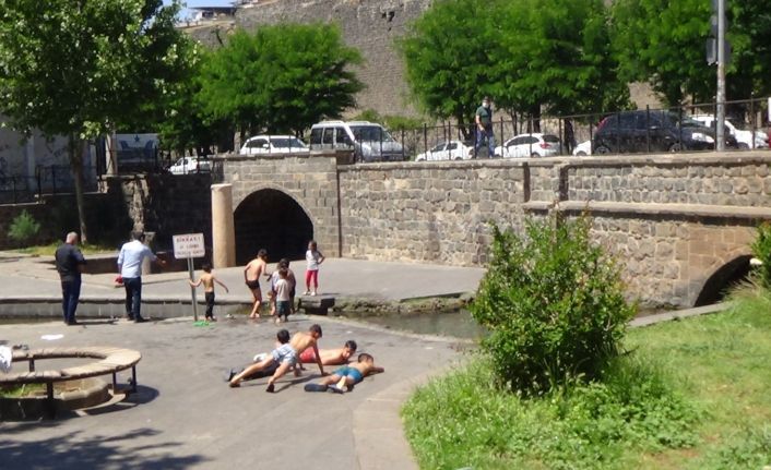 Diyarbakır’da sıcaktan bunalan çocuklar tehlikeye rağmen süs havuzlarını doldurdu