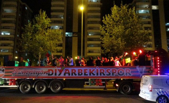 Diyarbekirspor, şampiyonluğu şehir turu ile kutladı