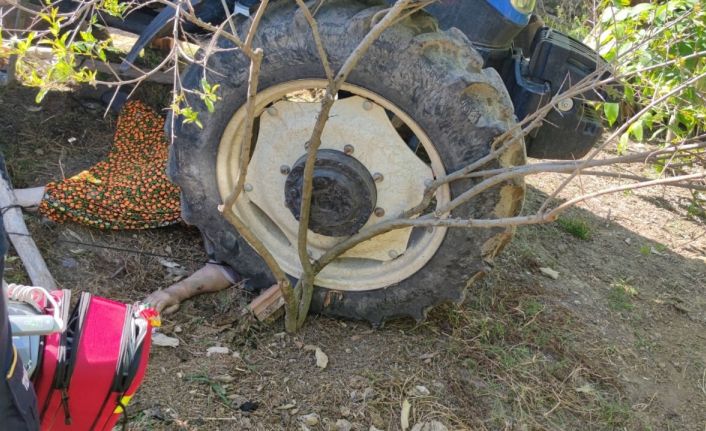 Eşinin kullandığı traktörün altında kalan kadın öldü