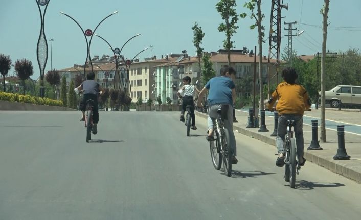 Gaziantep’te boş caddeler bisikletli çocuklara kaldı