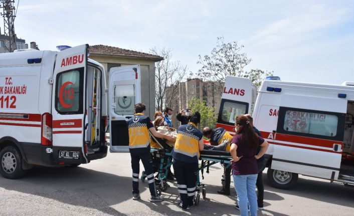 Hasta taşıyan ambulans ile otomobil çarpıştı