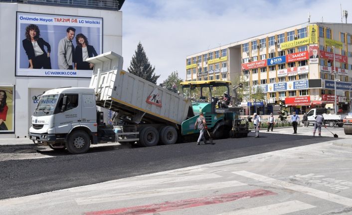 Isparta Belediyesi tam kapanmada yolları asfaltlıyor