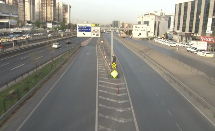 İstanbul’da kısıtlama nedeniyle haftanın ilk gününde yollar boş kaldı