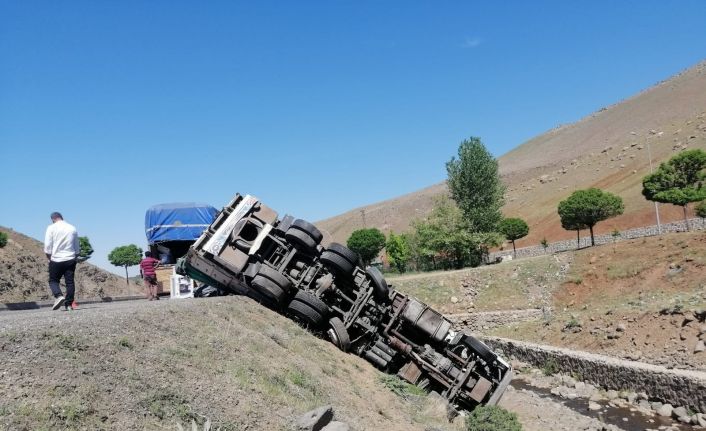 Kamyon şarampole devrildi, sürücü kazayı ucuz atlattı