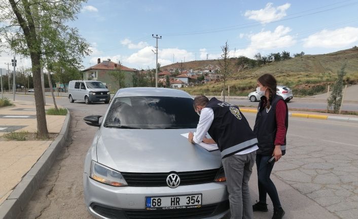 Kısıtlamayı ihlal eden sürücü kendini ve arkadaşını araca kilitledi