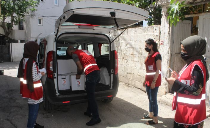 Kızılay ekipleri kapıları tek tek çalarak yardım yapıyor