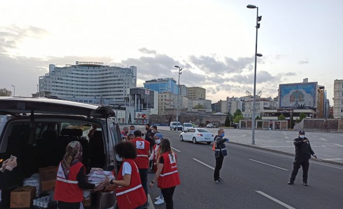 Kızılay’dan uygulamadaki polislere yemek ikramı