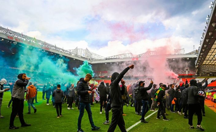 Manchester United taraftarları Old Trafford’ta protesto düzenledi