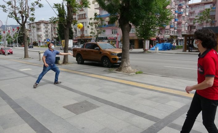 Meydanı boş bulan esnaf top oynayarak eğlendi