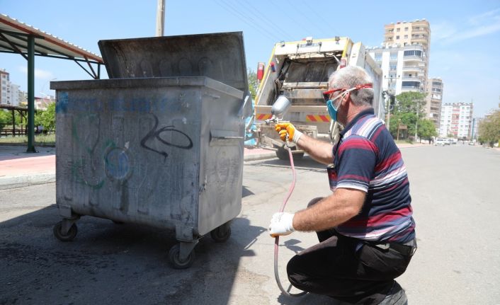 Mezitli’de çöp konteynerleri yerinde boyanıp temizleniyor