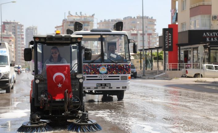 Mezitli’de sokaklar dezenfekte ediliyor