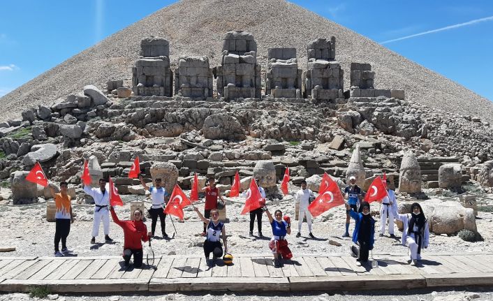 Milli sporcular Nemrut’un zirvesinde İstiklal Marşı okudu