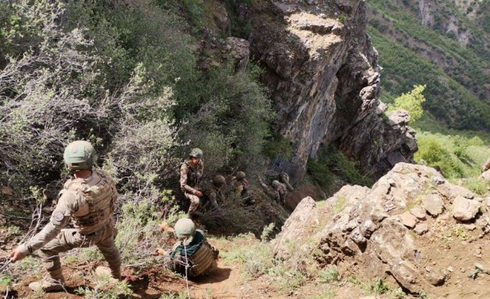 MSB, Mehmetçiğin zorlu arazi şartlarındaki operasyonundan fotoğraflar paylaştı