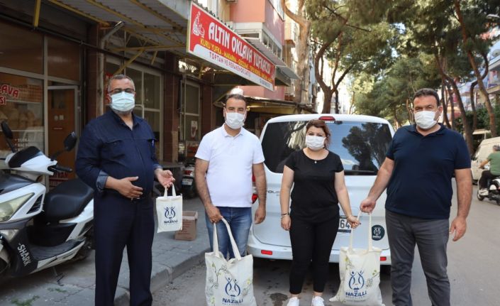 Nazilli Belediyesi esnaflara gıda paketi hediye etti