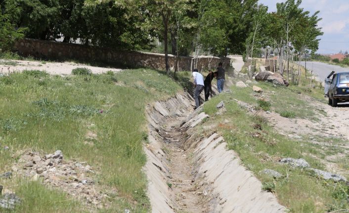 Niğde Belediyesi’nden Sulama Kanalı Temizliği