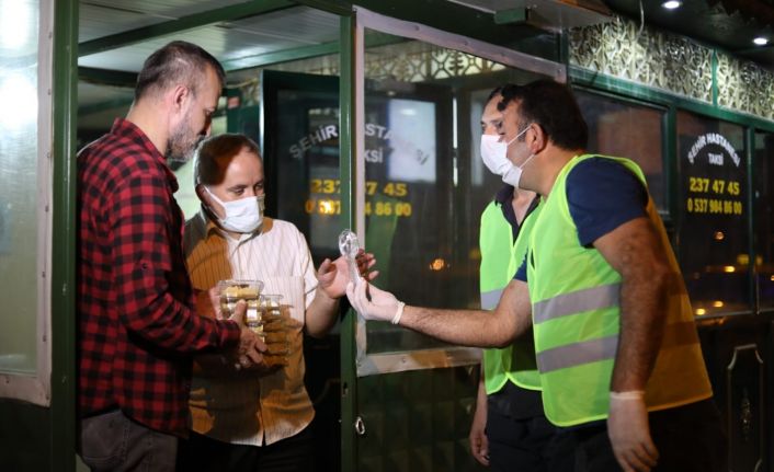 Odunpazarı Belediyesinden gece mesaisinde olan çalışanlara tatlı sürprizi