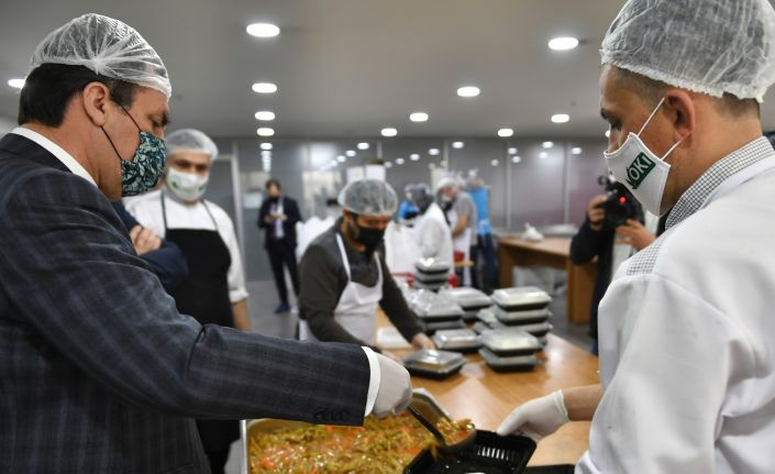 Osmangazi’de, günlük 2 bin 500 kişiye sıcak yemek