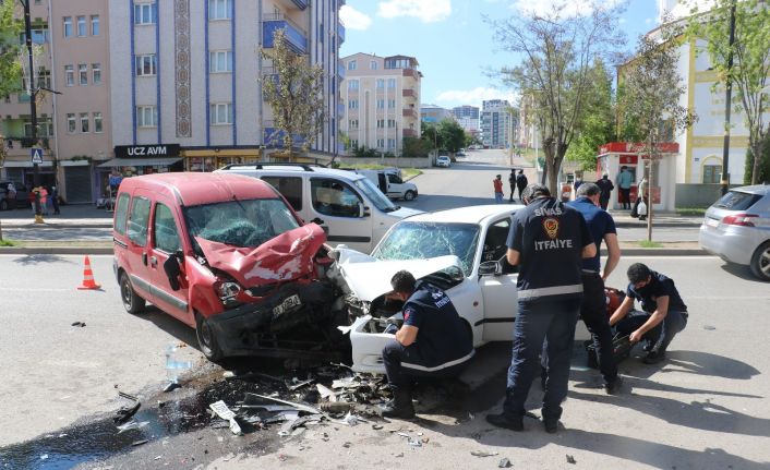 Otomobil ile hafif ticari araç kafa kafaya çarpıştı: 4 yaralı