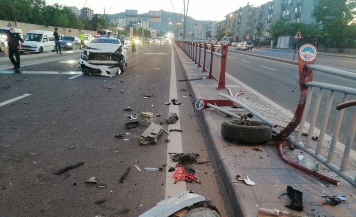 Otomobiller çarpıştı, ortalık savaş alanına döndü: 2 yaralı