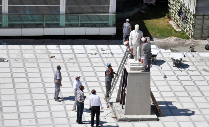 Otopark çalışmasının ardından Atatürk büstü yerine konuldu