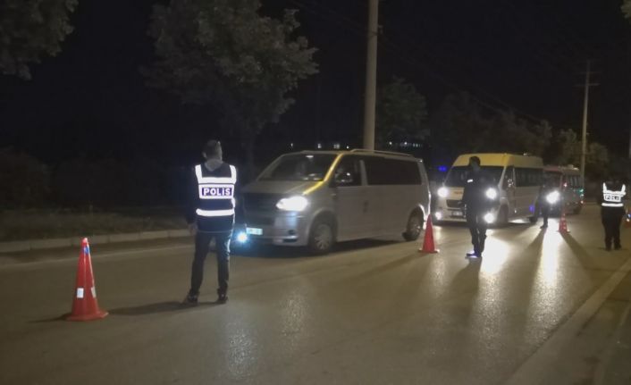 (Özel) Alkollü sürücü "dur" ihtarına uymadı, otomobili polislerin üzerine sürdü..